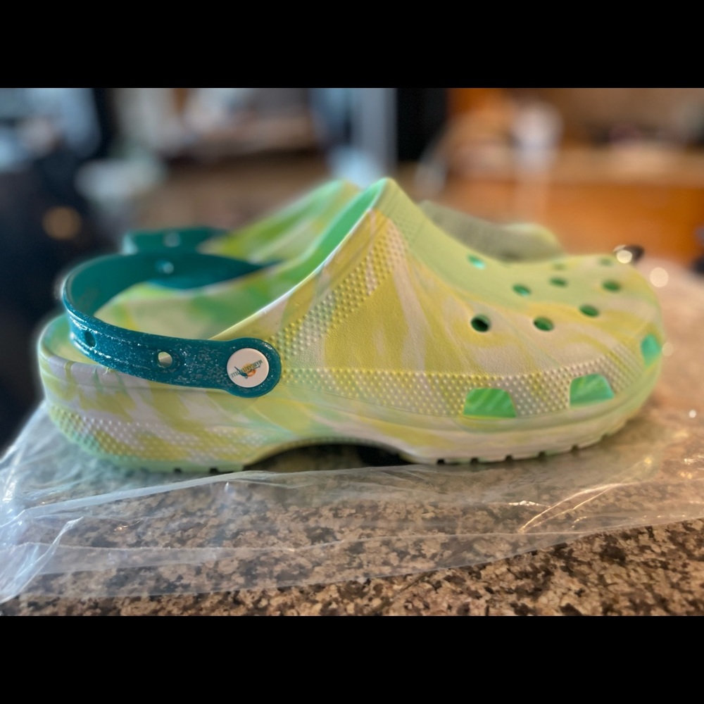 Margaritaville Crocs Lime Zest M10/W12 NO charms or jibbitz included.